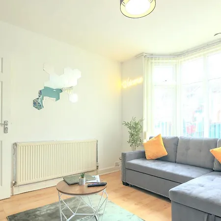 Spacious 6-Bed Home In Coventry, Warwick, West Midlands- Free Parking, Super Fast Wifi Exterior photo