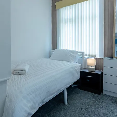 Spacious 6-Bed Home In Coventry, Warwick, West Midlands- Free Parking, Super Fast Wifi Exterior photo