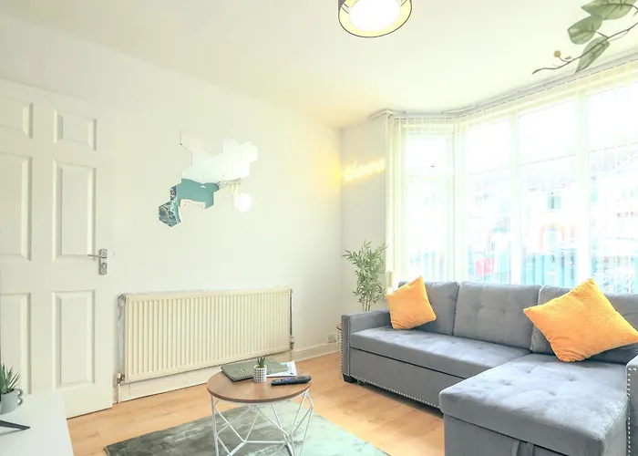 Spacious 6-Bed Home In Coventry, Warwick, West Midlands- Free Parking, Super Fast Wifi