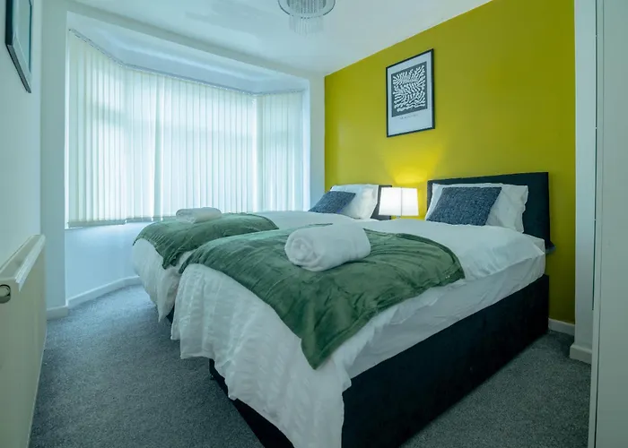 Spacious 6-Bed Home In Coventry, Warwick, West Midlands- Free Parking, Super Fast Wifi