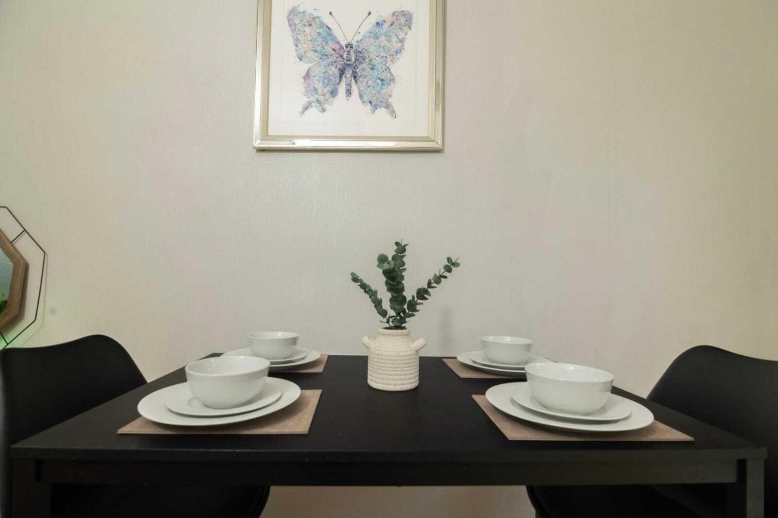 Holiday home Spacious 6-bed In Coventry, Warwick, West Midlands- Free Parking, Super Fast Wifi *