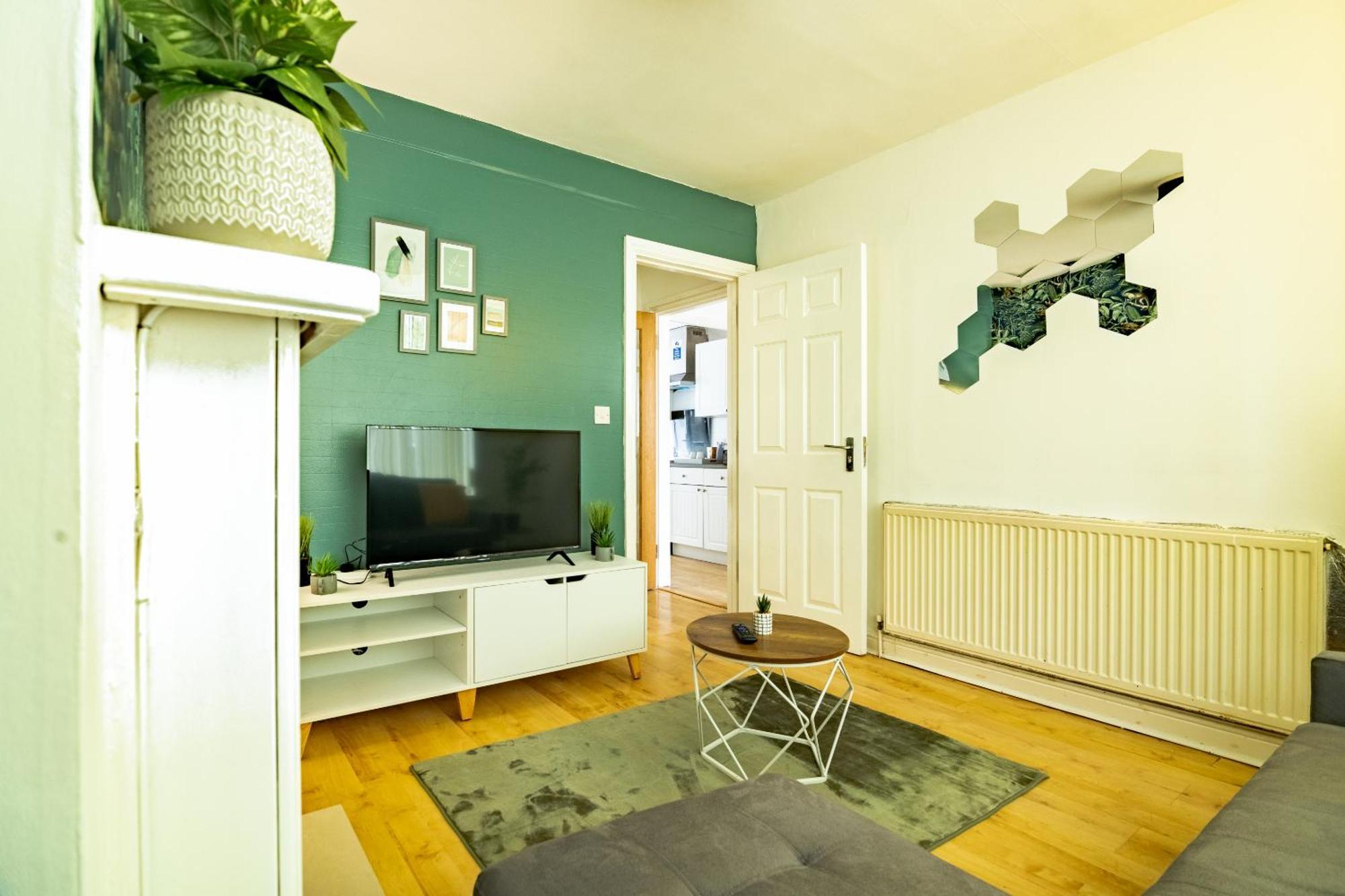 Spacious 6-bed In Coventry, Warwick, West Midlands- Free Parking, Super Fast Wifi