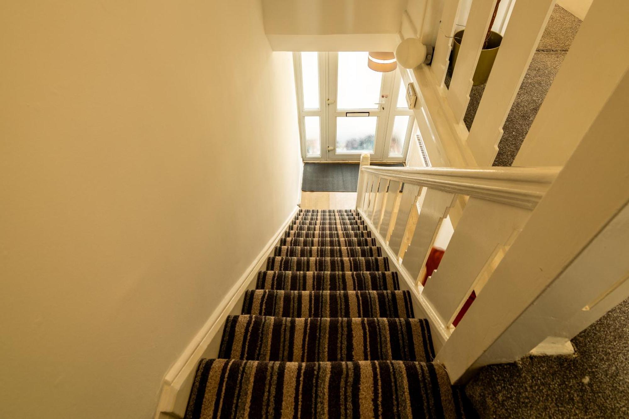 Spacious 6-bed In Coventry, Warwick, West Midlands- Free Parking, Super Fast Wifi Holiday home